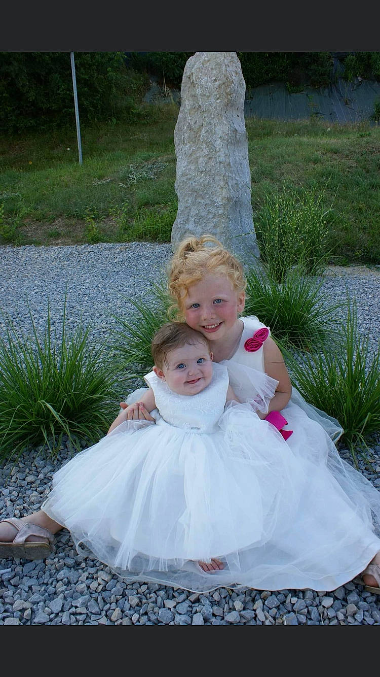 Lylou a rejoint le concours — aidez-le/la à gagner de superbes lots ! child, costume, dress, grass, joy, person