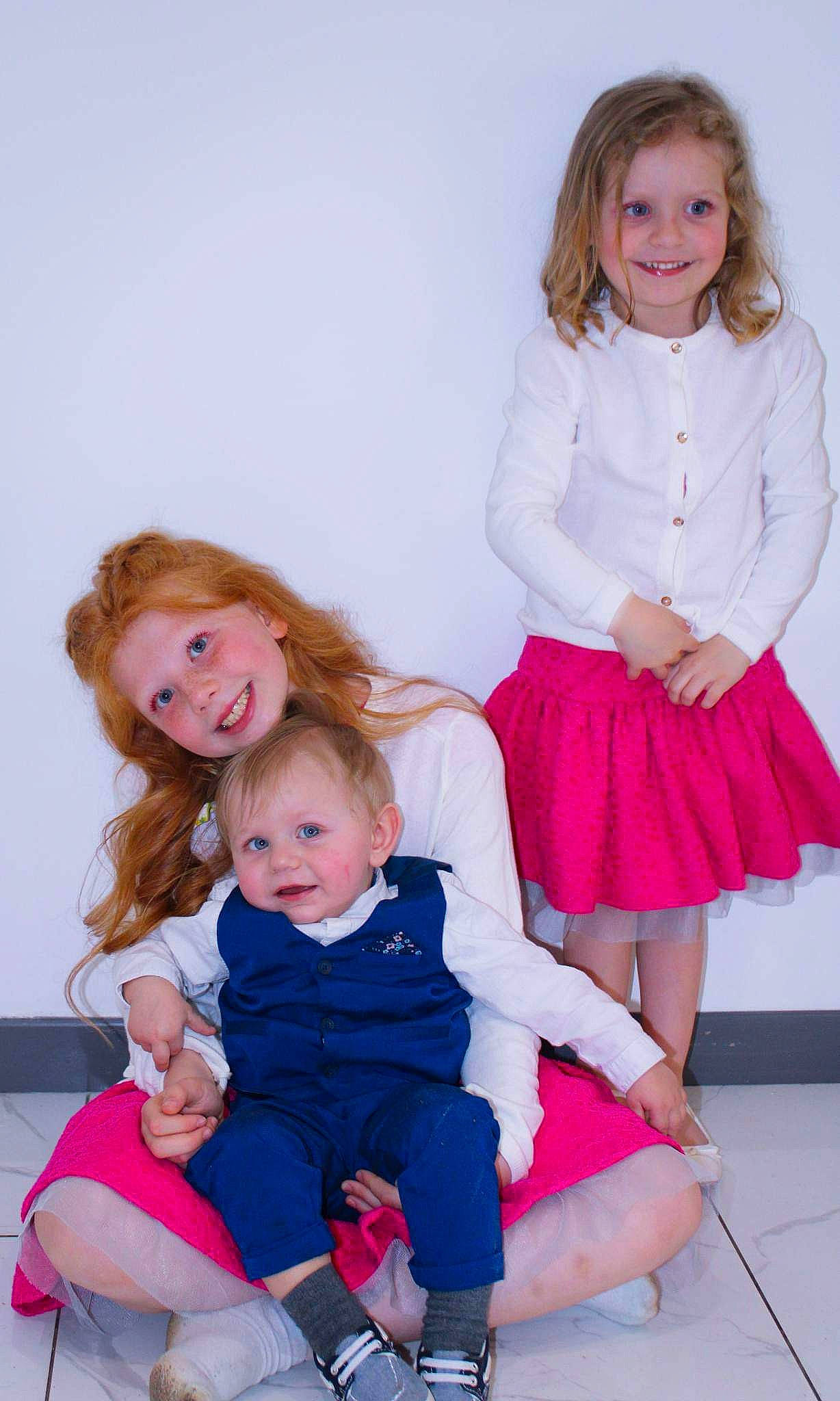 Héloïse a rejoint le concours — aidez-le/la à gagner de superbes lots ! arm, face, facial_expression, fashion, hair, hairstyle, happy, head, human_body, iris, joint, joy, leg, person, pink, purple, shoe, shoulder, skin, smile