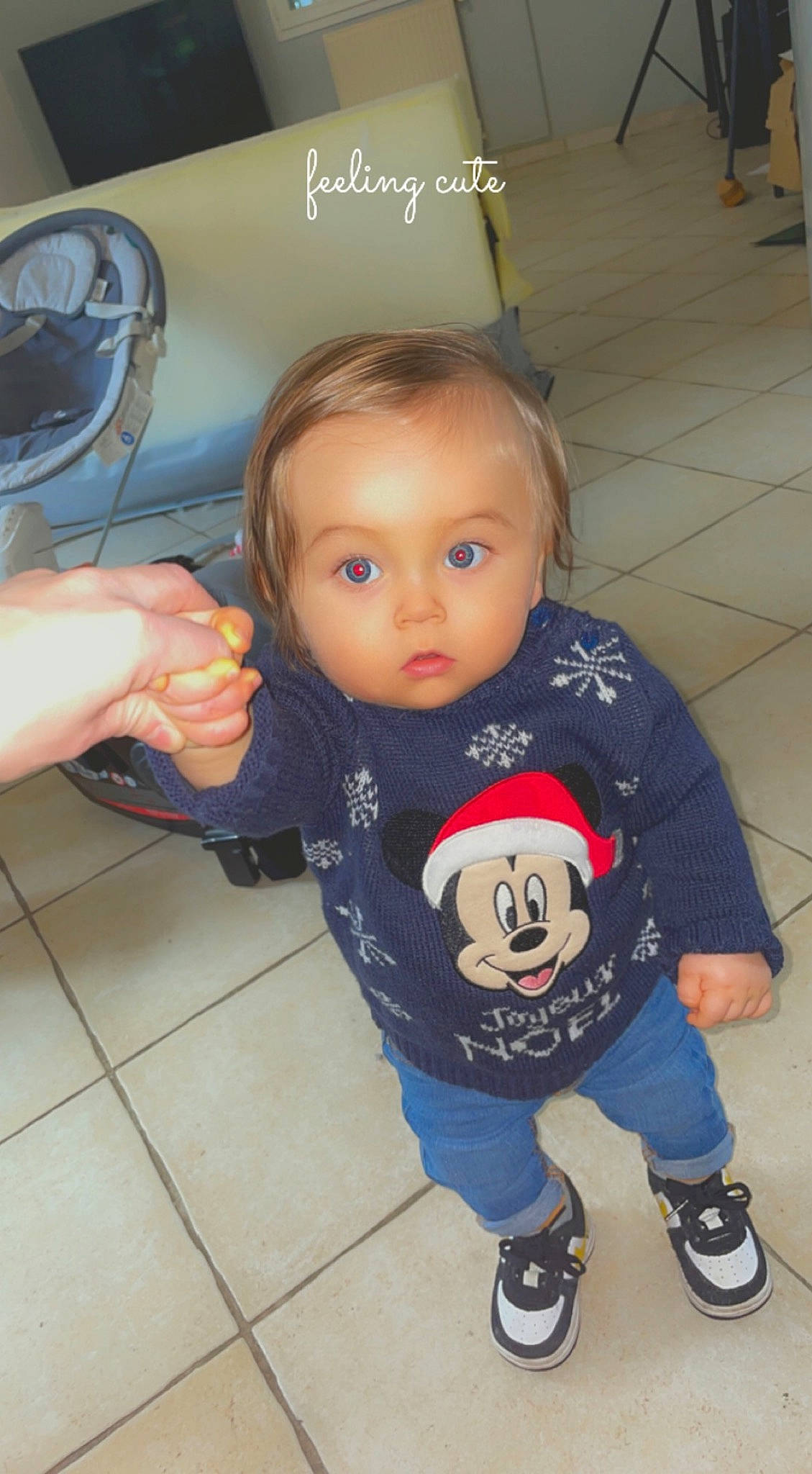 Soan participe au concours pour gagner de l'argent avec cette photo : baby, baby_toddler_clothing, cheek, child, cool, eye, flooring, fun, happy, home_appliance, joint, kitchen_appliance, mechanical_fan, pattern, person, play, sitting, surprise, t_shirt, thumb