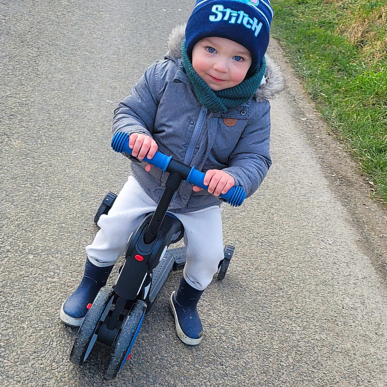 Lucas a rejoint le concours — aidez-le/la à gagner de superbes lots ! boy, cap, child, city, clothing, coat, face, hat, head, helmet, jacket, machine, male, pants, person, photography, portrait, road, spoke, wheel