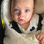 Valentin a rejoint le concours — aidez-le/la à gagner de superbes lots ! baby, infant, child, blue_eyes, blanket, car_seat, straps, buckle, cozy, plush_blanket, closeup, portrait, looking_up, eyelashes, cheeks, hand, clothing, soft_light, soft_texture, adorable