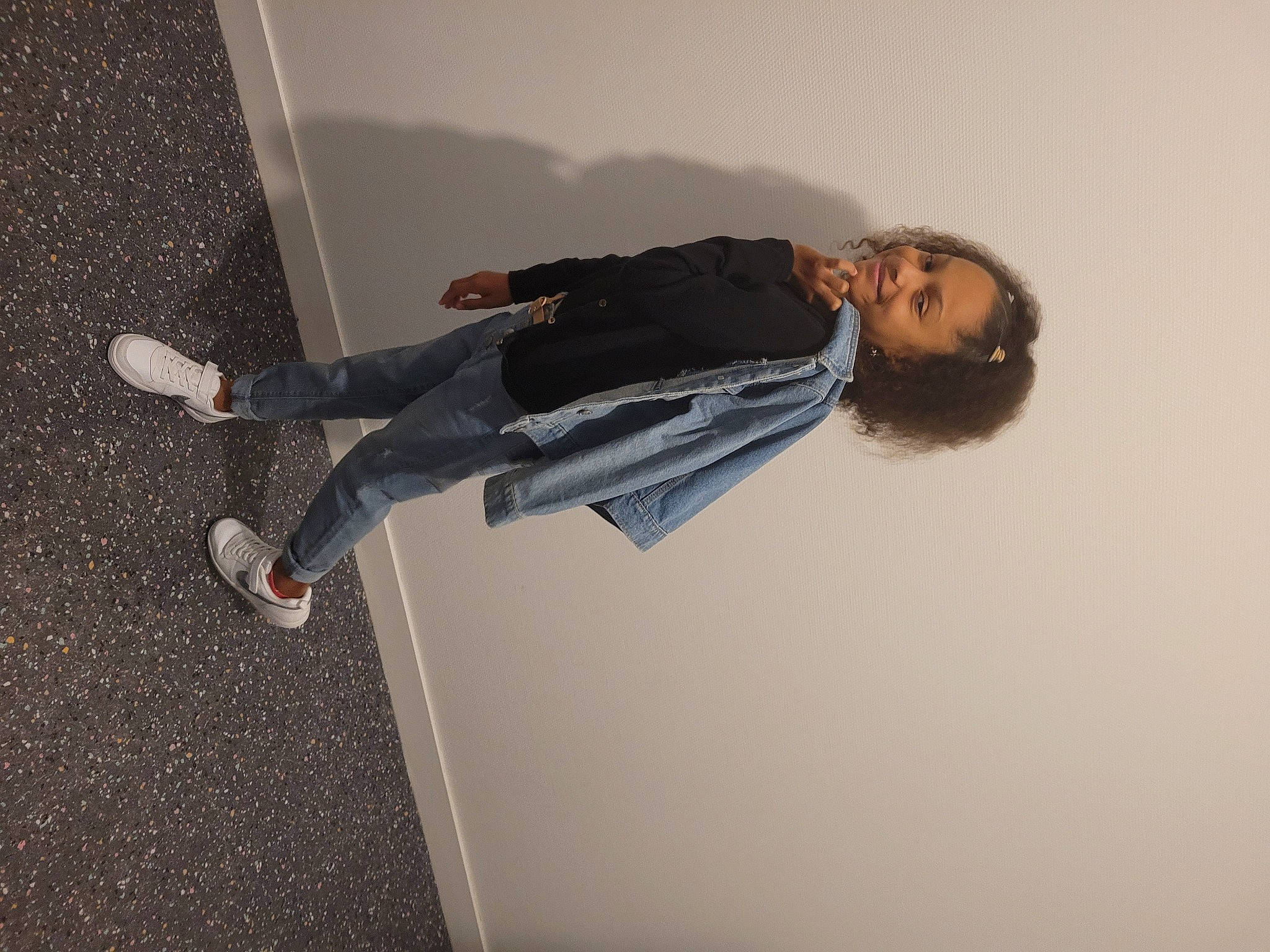 Léa a rejoint le concours — aidez-le/la à gagner de superbes lots ! asphalt, comfort, denim, eyewear, flooring, grey, human_leg, joy, knee, outdoor_shoe, person, plaster, road_surface, shadow, sitting, street_fashion, walking_shoe