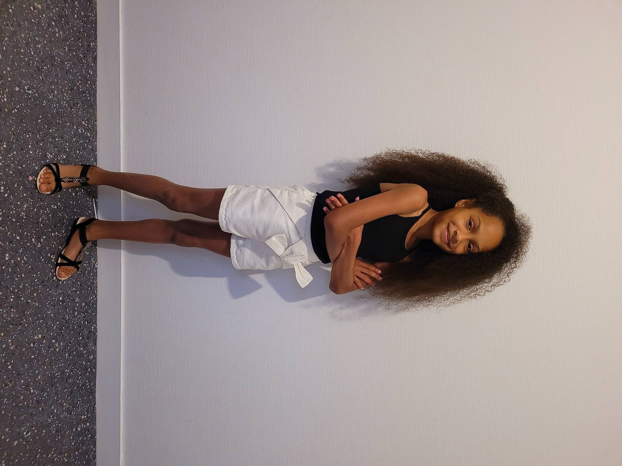 Léa participe au concours pour gagner de l'argent avec cette photo : arm, calf, comfort, dress, elbow, fashion_design, fashion_model, flash_photography, foot, hair, human_leg, joint, joy, knee, leg, person, room, sleeve, street_fashion, thigh