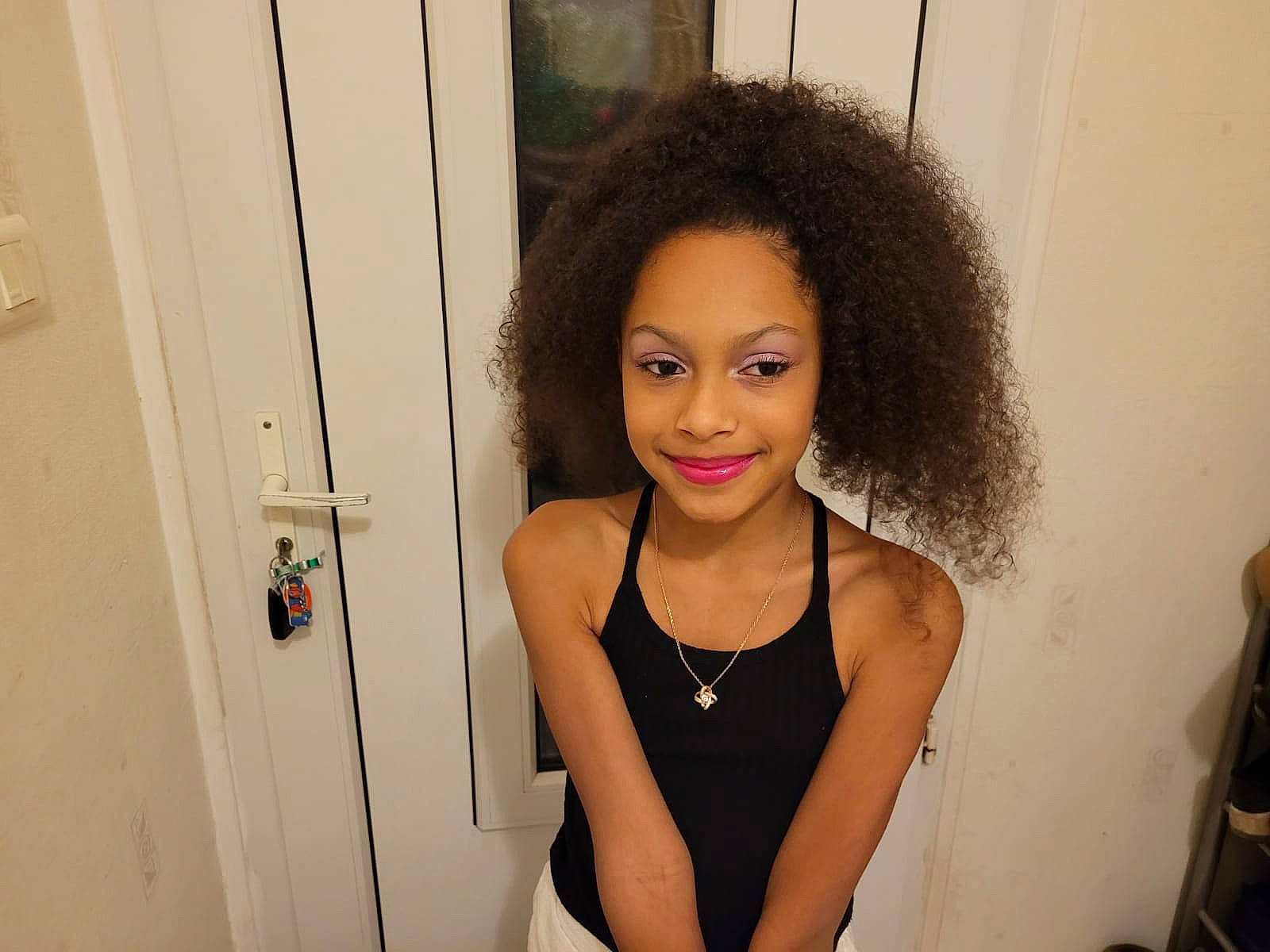 Léa a rejoint le concours — aidez-le/la à gagner de superbes lots ! arm, black_hair, chin, door, eyebrow, eyelash, fashion_design, flash_photography, happy, jaw, jewellery, joy, layered_hair, lip, lipstick, long_hair, makeover, neck, person, smile