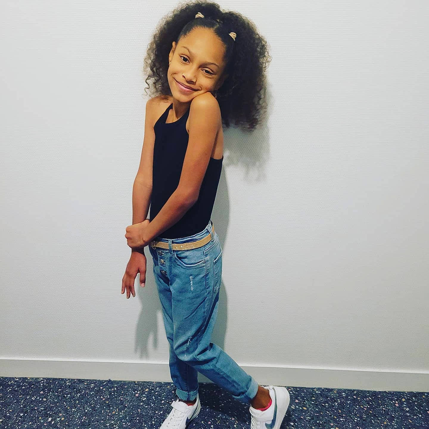 Léa a rejoint le concours — aidez-le/la à gagner de superbes lots ! arm, fashion_design, flash_photography, gesture, hair, human_body, jeans, joint, joy, knee, leg, neck, person, shoulder, sleeve, smile, standing, street_fashion, t_shirt, thigh