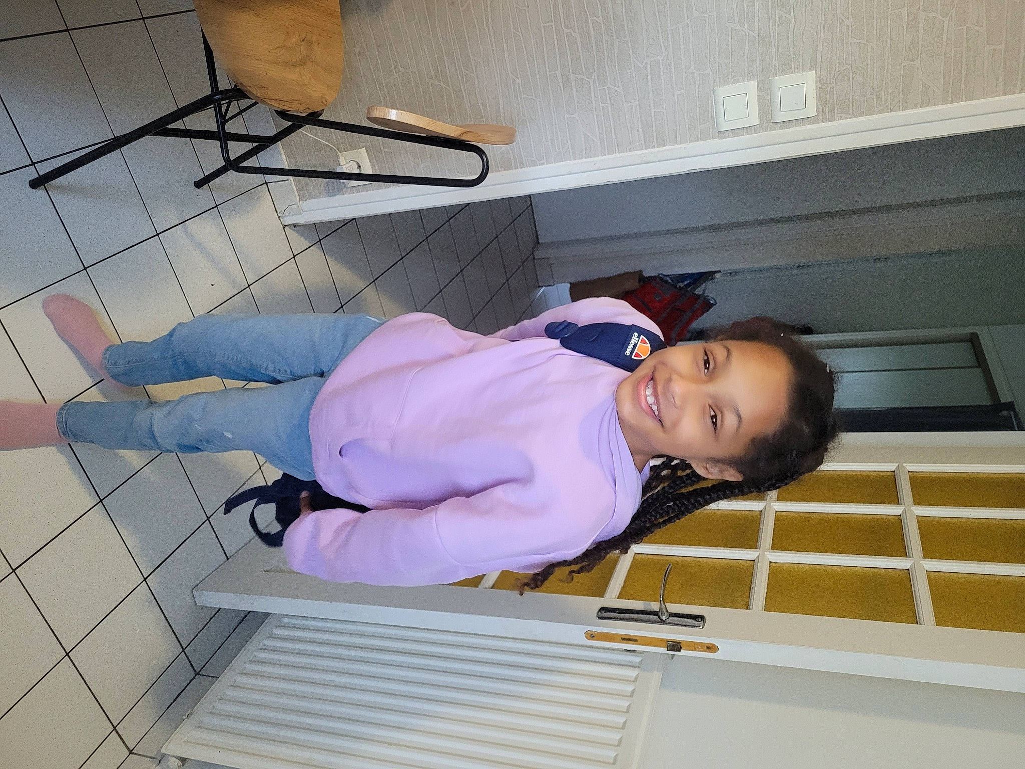 Léa participe au concours pour gagner de l'argent avec cette photo : baby_toddler_clothing, child, cleanliness, comfort, elbow, flooring, foot, fun, hat, human_leg, joy, knee, person, sandal, sleeve, smile, thigh, toddler