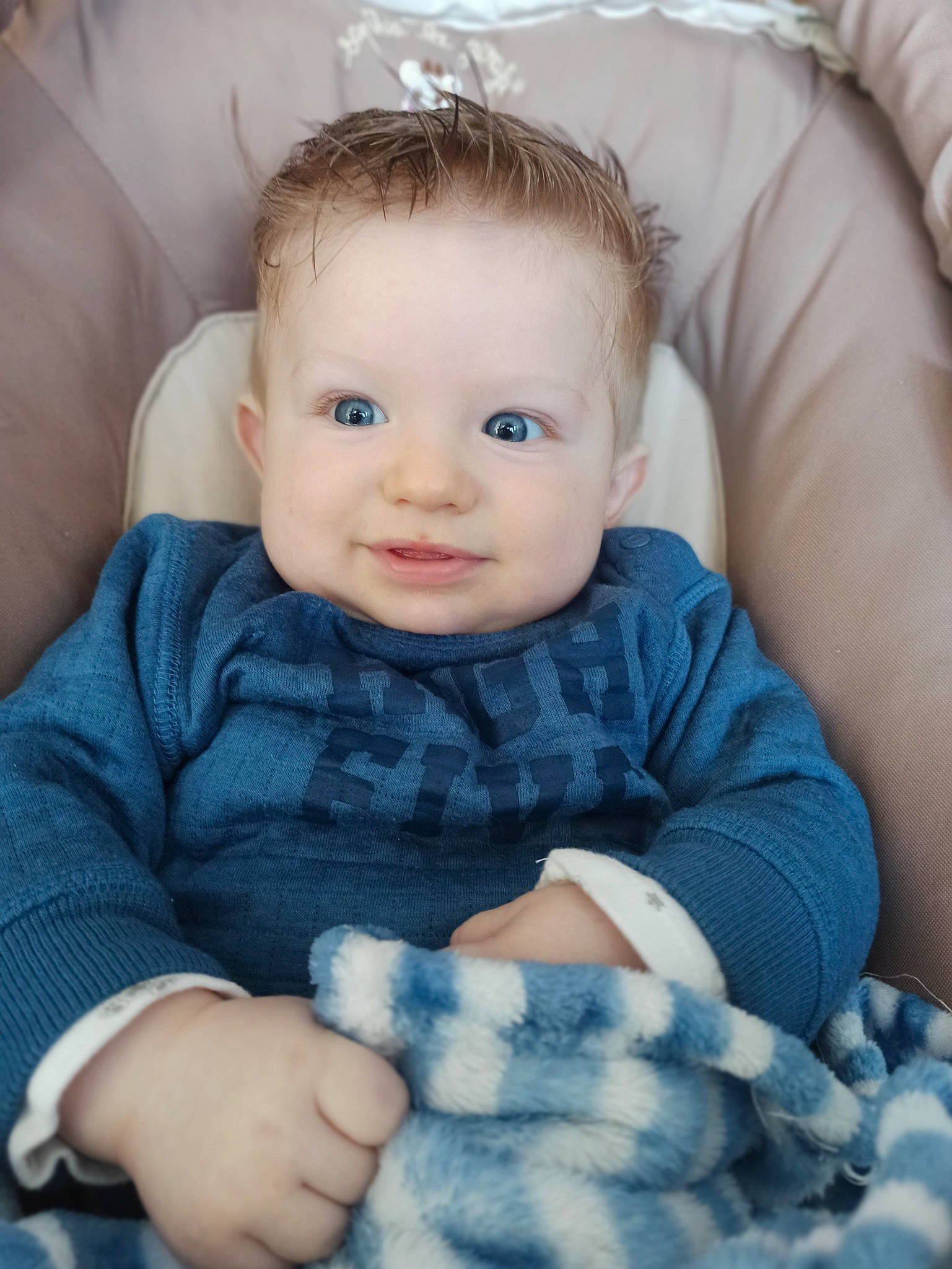 Ethan a rejoint le concours — aidez-le/la à gagner de superbes lots ! baby, beauty, blue, cheek, child, eye, face, head, iris, lip, nose, person, photography, portrait_photography, product, sibling, sitting, skin, smile, textile