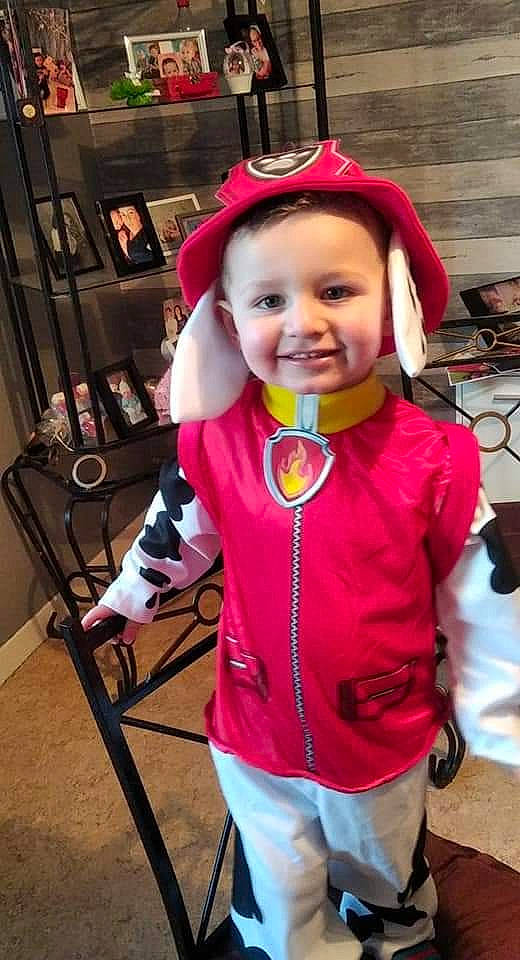 Méziane a rejoint le concours — aidez-le/la à gagner de superbes lots ! baby_toddler_clothing, blurred, child, cool, costume, costume_hat, event, facial_expression, fashion_accessory, fun, happy, hat, head, joy, magenta, person, pink, purple, shelf, sleeve