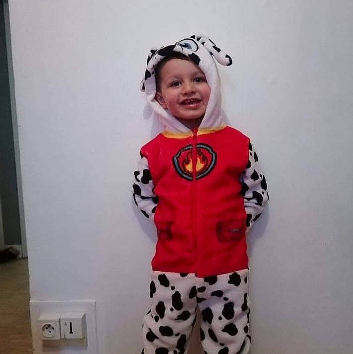 Méziane participe au concours pour gagner de l'argent avec cette photo : baby, baby_toddler_clothing, child, costume, costume_accessory, costume_hat, face, fictional_character, happy, head, headwear, joy, magenta, outerwear, pattern, person, personal_protective_equipment, room, sleeve, smile