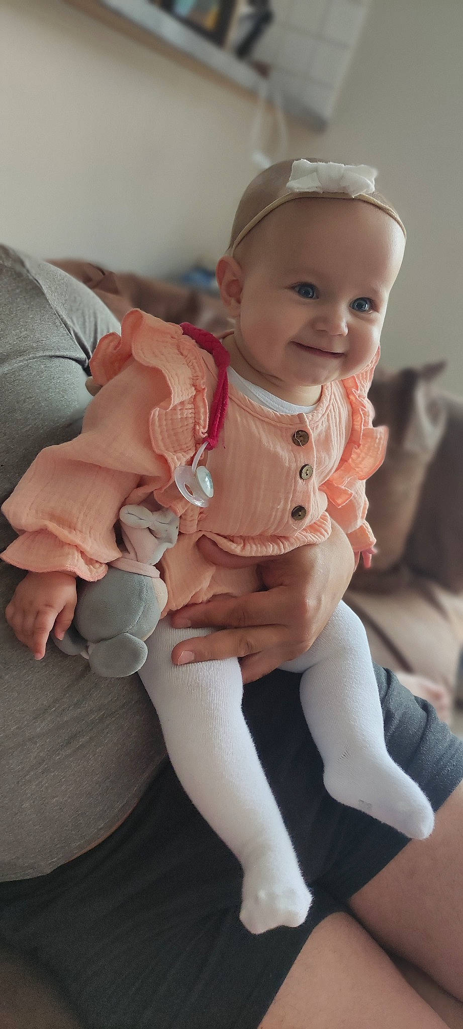 Noëllie participe au concours pour gagner de l'argent avec cette photo : baby, baby_toddler_clothing, cap, cheek, chin, comfort, eye, face, finger, gesture, happy, head, headgear, human_body, joy, lip, person, pink, skin, sleeve