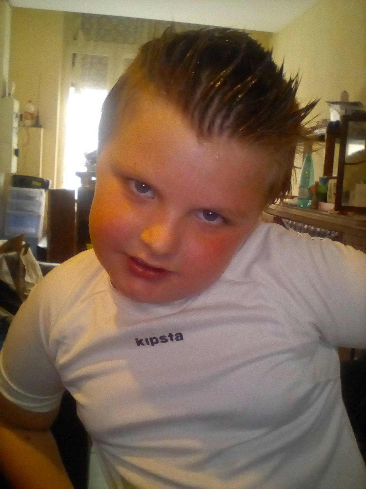 Matheo participe au concours pour gagner de l'argent avec cette photo : arm, cheek, child, chin, ear, eyebrow, face, forehead, hair, hairstyle, head, jaw, muscle, neck, nose, person, smile