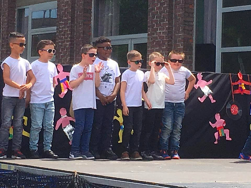 Matheo a rejoint le concours — aidez-le/la à gagner de superbes lots ! community, crowd, event, house, jeans, performance, person, pink, smile, social_group, t_shirt, team, tourism, tree, uniform, youth