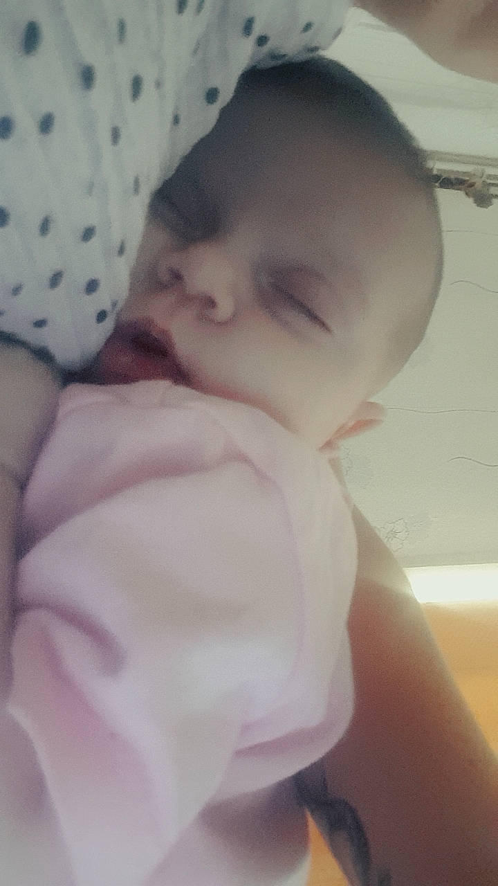 Auriane participe au concours pour gagner de l'argent avec cette photo : baby, baby_products, baby_sleeping, baby_toddler_clothing, cheek, comfort, eyelash, finger, gesture, happy, iris, linens, lip, nail, nose, person, skin, sleeve, textile, thumb