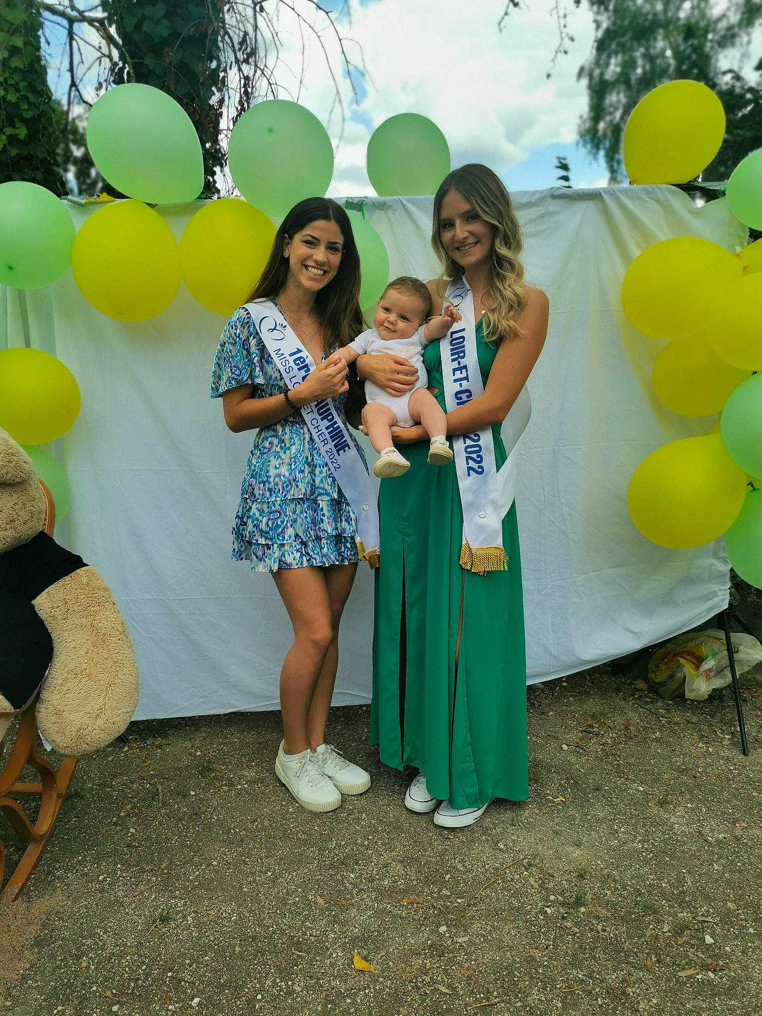 Mylanna a rejoint le concours — aidez-le/la à gagner de superbes lots ! balloon, child, dress, event, formal_wear, fun, grass, green, happy, interaction, joy, leisure, party, party_supply, person, recreation, sandal, sky, smile, social_group