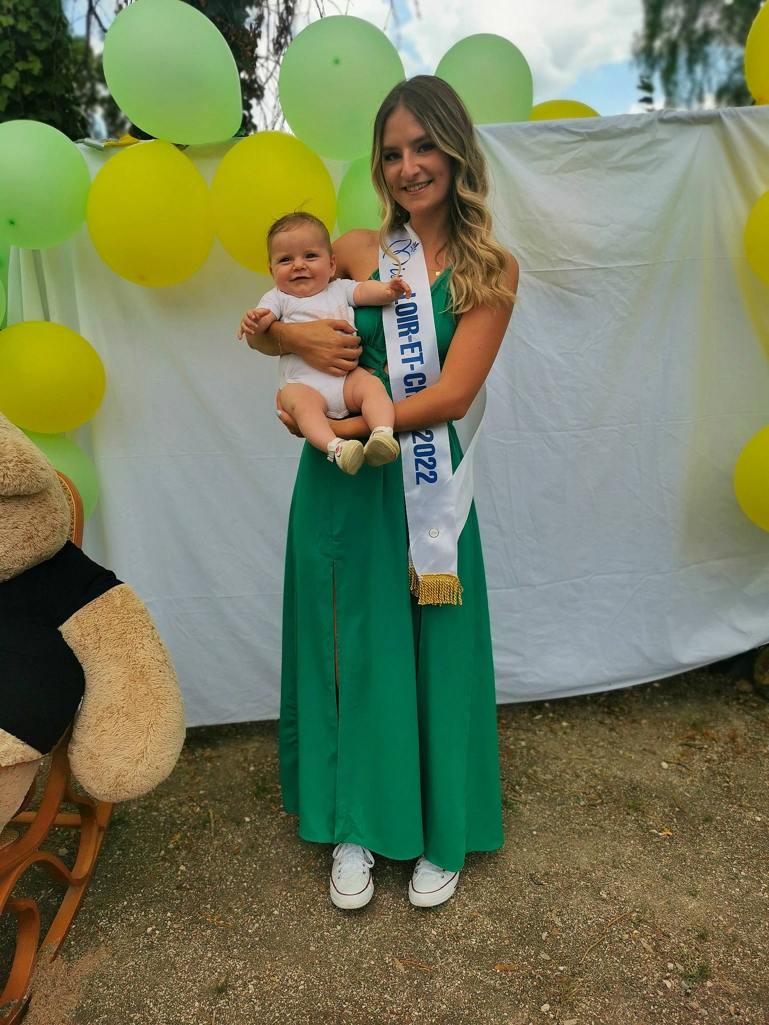 Mylanna a rejoint le concours — aidez-le/la à gagner de superbes lots ! balloon, child, costume, dress, event, formal_wear, fun, happy, interaction, joy, leisure, party, party_supply, person, recreation, smile, social_group, t_shirt, toddler, vacation