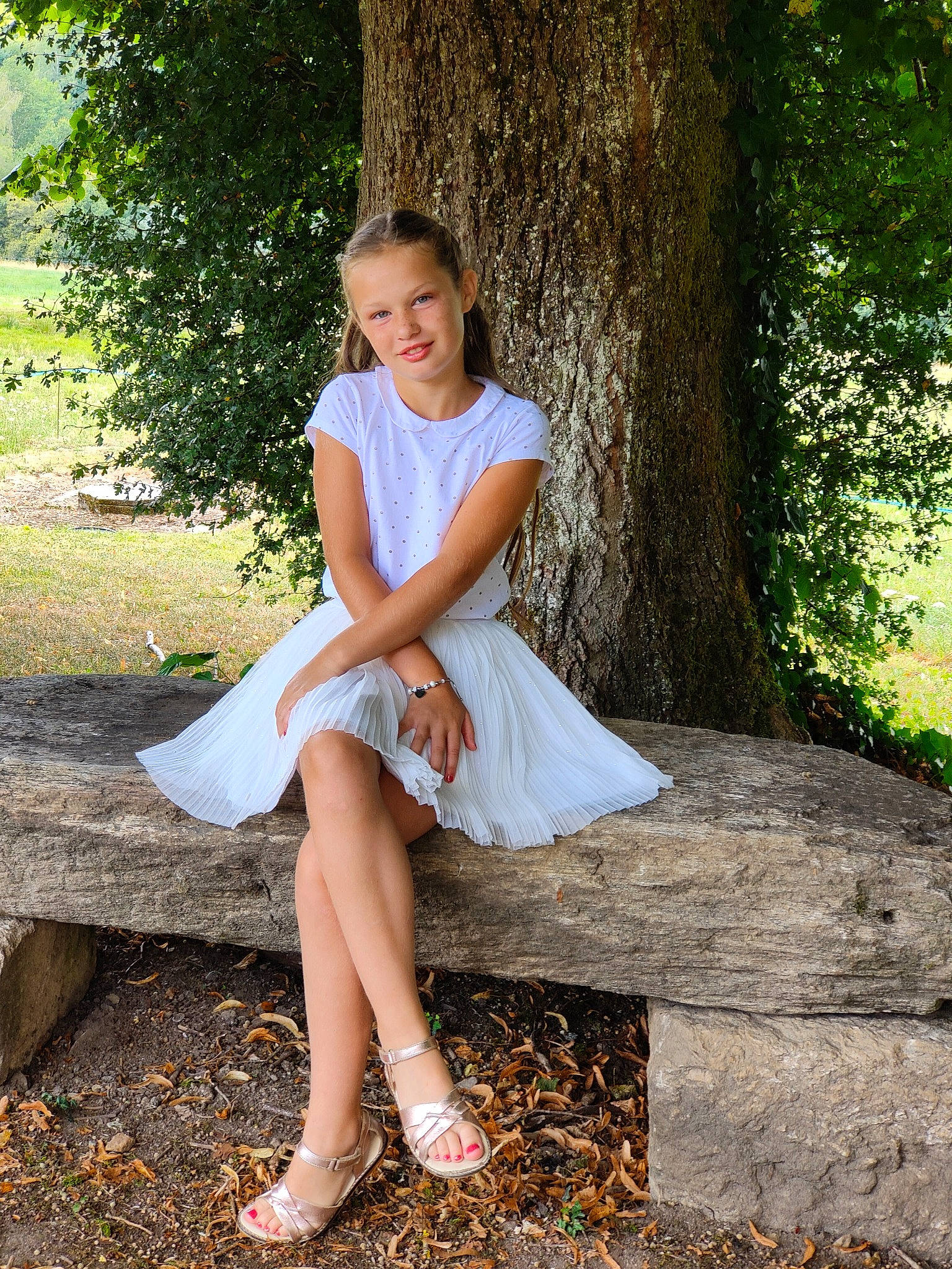 Loéva participe au concours pour gagner de l'argent avec cette photo : branch, day_dress, dress, flash_photography, grass, hair, happy, human_body, joy, knee, leg, natural_environment, people_in_nature, person, plant, shoe, shoulder, smile, standing, thigh