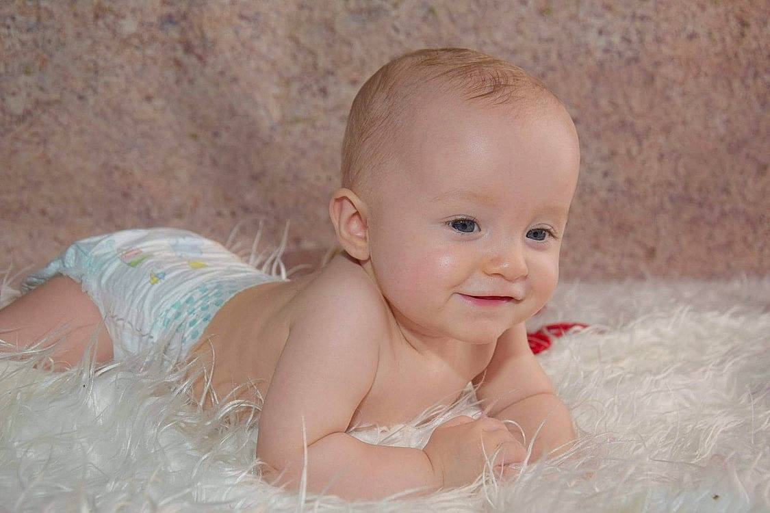 Liséa participe au concours pour gagner de l'argent avec cette photo : baby, baby_bathing, baby_toddler_clothing, bathing, blond, cheek, chest, child, ear, eyebrow, fawn, iris, lip, organ, person, pink, skin, stomach, throat, toddler