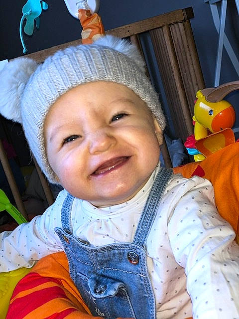 Liséa participe au concours pour gagner de l'argent avec cette photo : baby, bonnet, cheek, child, ear, eye, fun, happy, head, headgear, headwear, joy, knit_cap, nose, organ, person, play, skin, smile, toddler