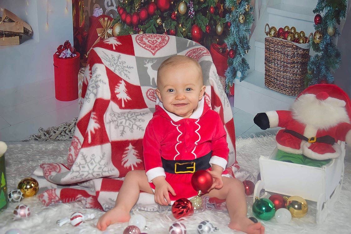 Liséa participe au concours pour gagner de l'argent avec cette photo : baby, baby_toddler_clothing, baby_toys, carmine, christmas, christmas_decoration, christmas_eve, christmas_ornament, conifer, event, fictional_character, holiday, holiday_ornament, interior_design, joy, ornament, person, red, santa_claus, stuffed_toy