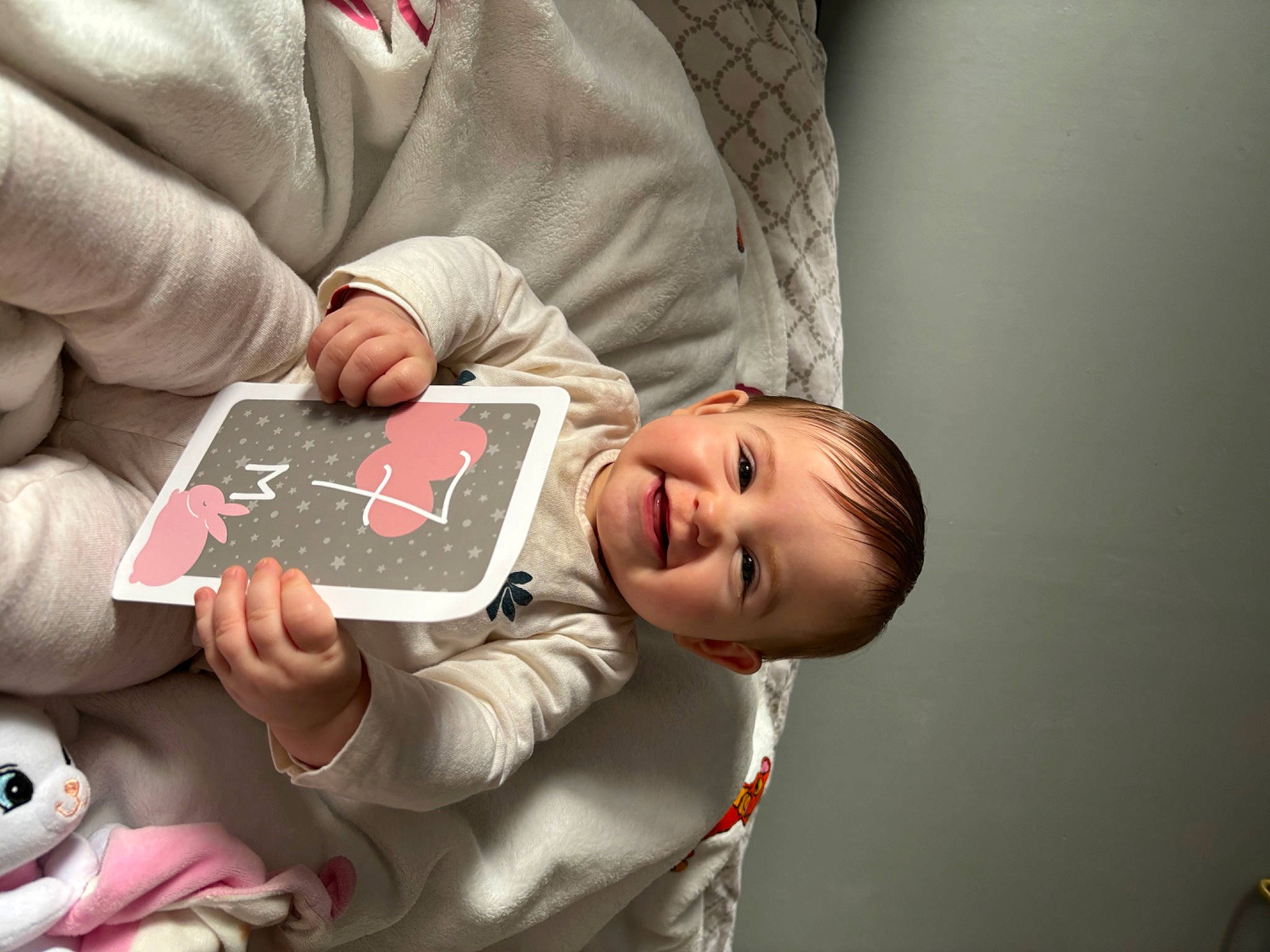 Apolline participe au concours pour gagner de l'argent avec cette photo : baby, baby_toddler_clothing, carmine, child, comfort, font, hand, handwriting, happy, joy, nail, person, room, sitting, sleeve, smile, toddler, tree, wrist