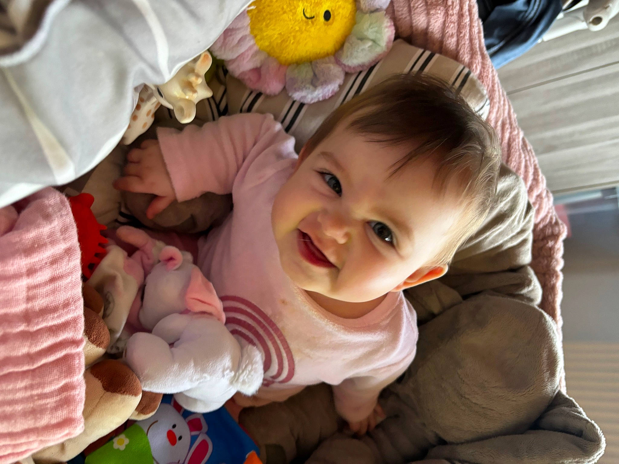 Apolline a rejoint le concours — aidez-le/la à gagner de superbes lots ! baby, baby_toddler_clothing, cheek, eye, facial_expression, gesture, hand, happy, head, human, iris, joy, mouth, nose, organ, person, pink, product, skin, smile