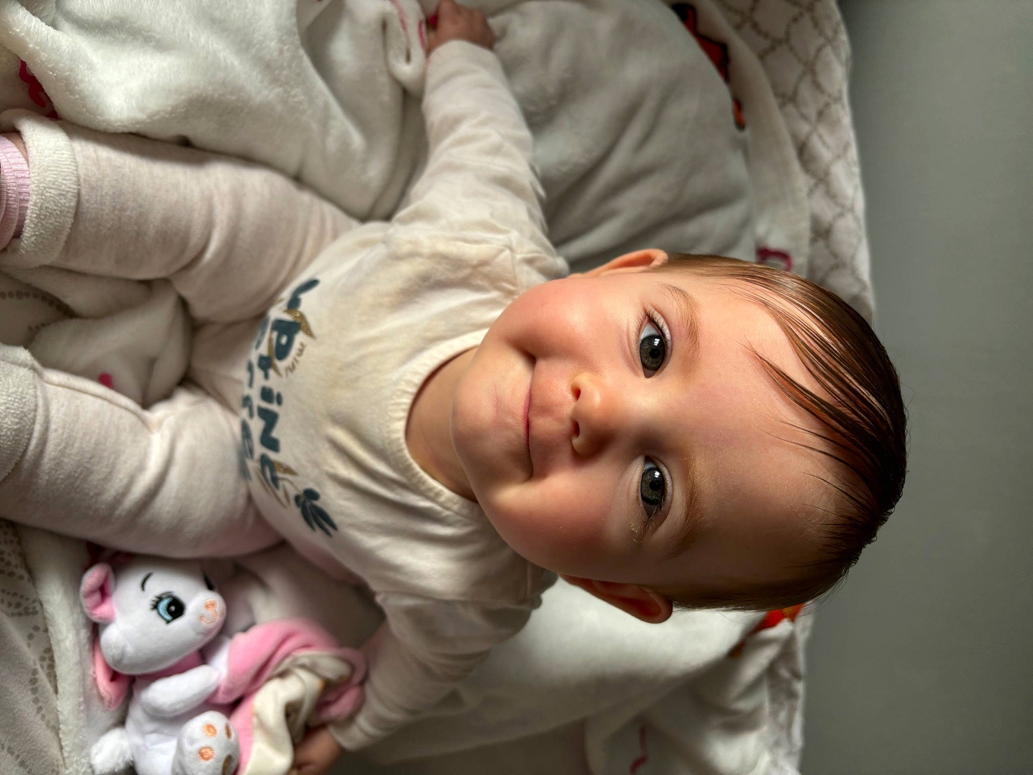 Apolline participe au concours pour gagner de l'argent avec cette photo : baby, baby_toddler_clothing, cheek, child, comfort, eye, face, flash_photography, happy, head, iris, joy, lip, mouth, nose, person, skin, sleeve, smile, toddler