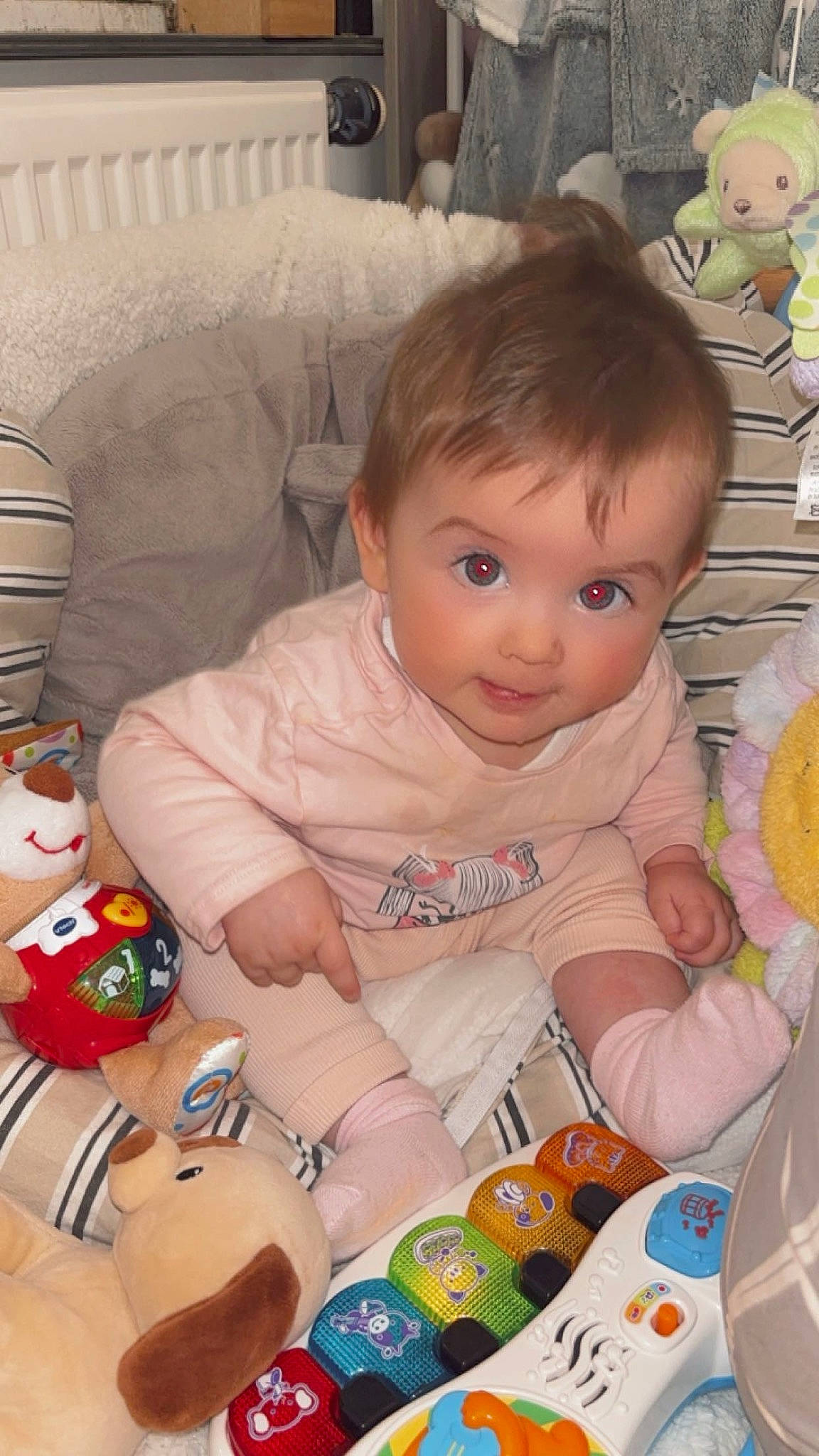 Apolline a rejoint le concours — aidez-le/la à gagner de superbes lots ! baby, baby_products, baby_toddler_clothing, cheek, child, comfort, couch, eye, fun, happy, head, iris, mouth, person, play, sitting, skin, smile, thumb, toddler