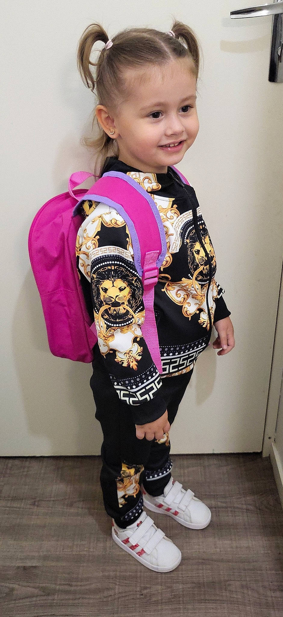 Kélya participe au concours pour gagner de l'argent avec cette photo : baby_toddler_clothing, event, fashion_accessory, fashion_design, happy, jewellery, joy, magenta, neck, necklace, pattern, person, personal_protective_equipment, pink, purple, sleeve, smile, t_shirt, toddler, visual_arts