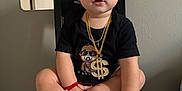 Rafael a rejoint le concours — aidez-le/la à gagner de superbes lots ! baby, toddler, child, face, cap, baseball_cap, gold_chain, dollar_pendant, stool, chair, indoor, portrait, black_tshirt, barefoot, bracelet, mirror, wall, hands, legs, cute