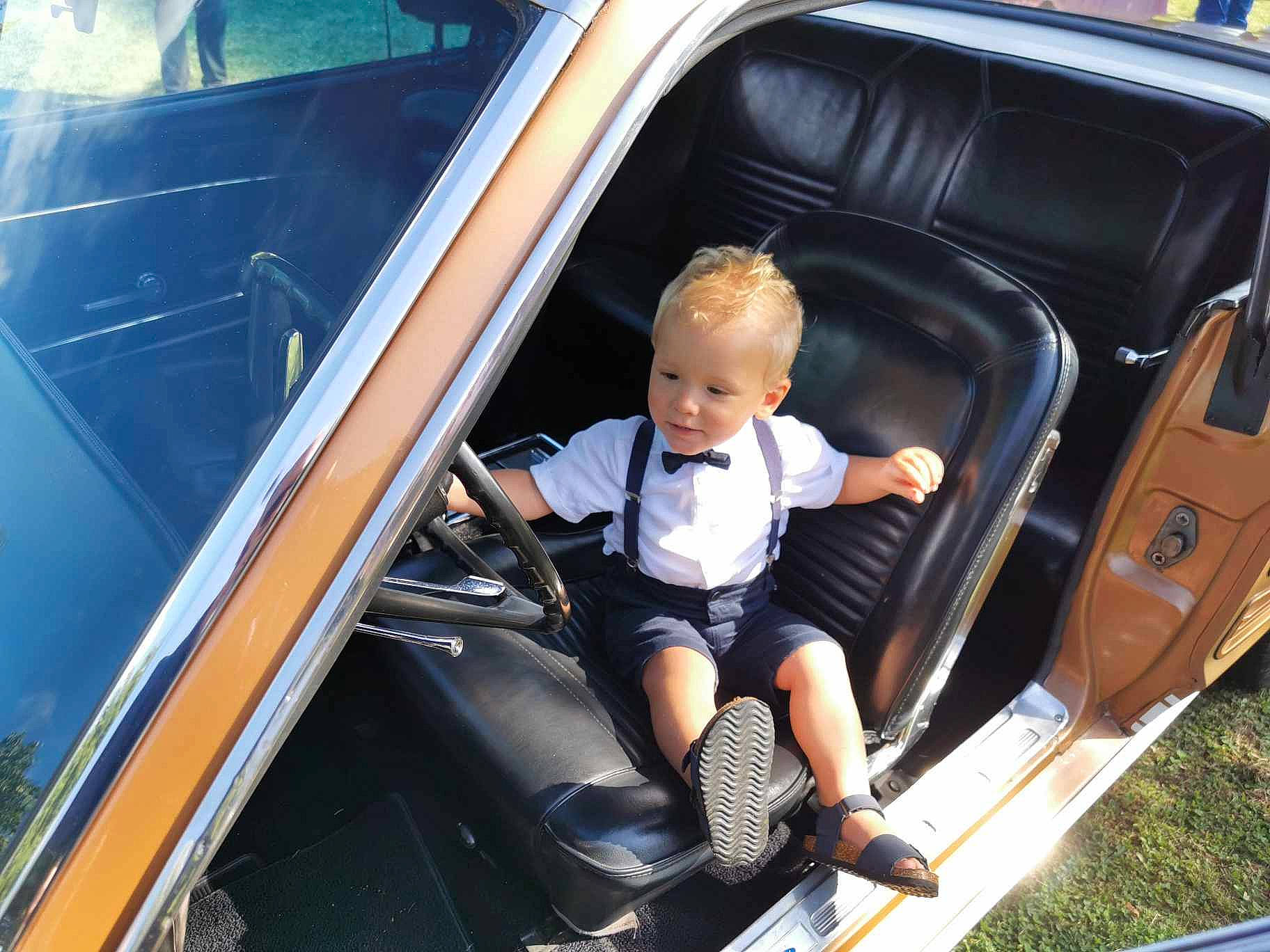 Maé a rejoint le concours — aidez-le/la à gagner de superbes lots ! auto_part, automotive_design, automotive_exterior, automotive_lighting, automotive_wheel_system, bumper, car, car_seat, child, door, hood, leisure, mode_of_transport, motor_vehicle, person, plant, shorts, toddler, trunk, vehicle