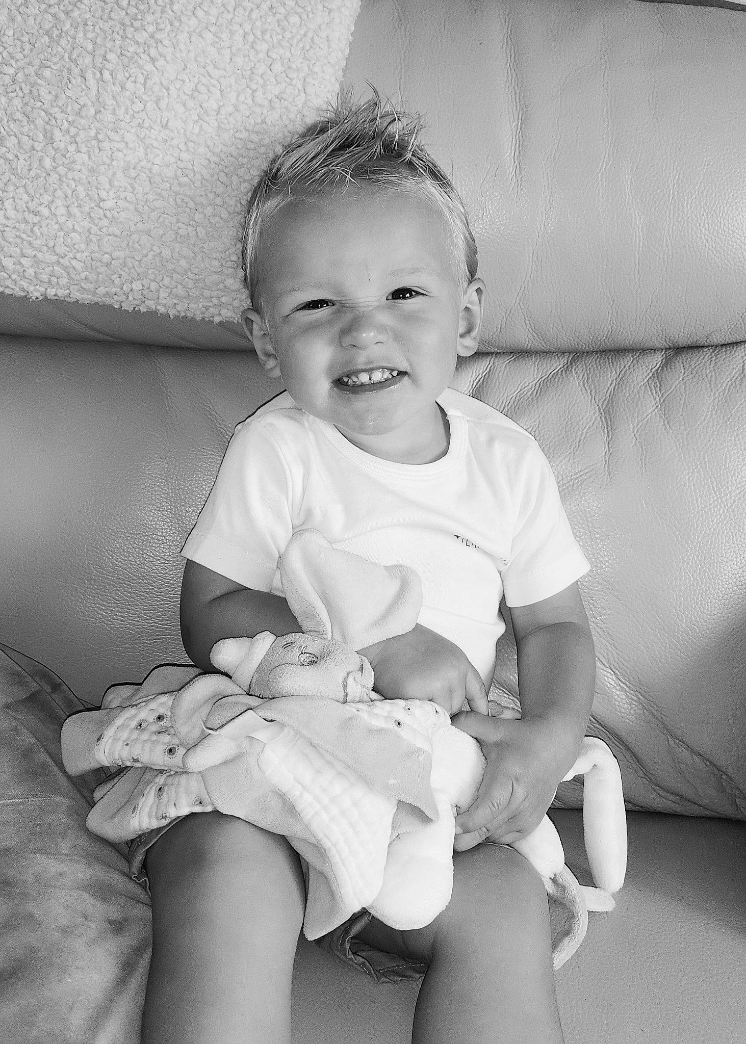 Maé a rejoint le concours — aidez-le/la à gagner de superbes lots ! baby_toddler_clothing, beauty, black_and_white, comfort, couch, facial_expression, flash_photography, hairstyle, happy, human_leg, knee, monochrome, monochrome_photography, person, photograph, skin, smile, style, thigh, toddler