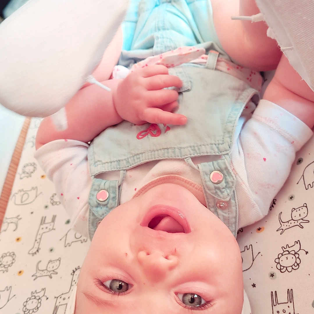 Ambre participe au concours pour gagner de l'argent avec cette photo : baby, baby_sleeping, cheek, child, comfort, finger, gesture, happy, lip, mouth, muscle, neck, nose, organ, pink, skin, textile, thumb, toddler, white