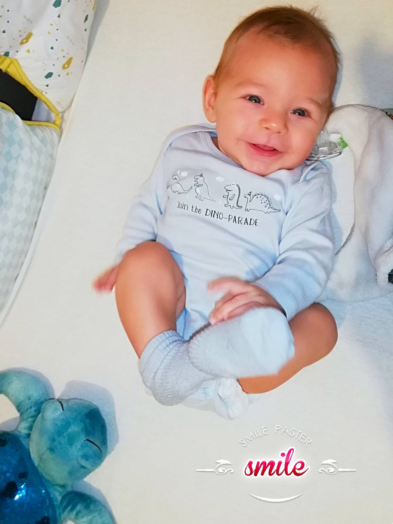 Ulysse participe au concours pour gagner de l'argent avec cette photo : baby, baby_products, baby_toddler_clothing, blue, cheek, child, finger, joy, person, play, product, skin, smile, toddler