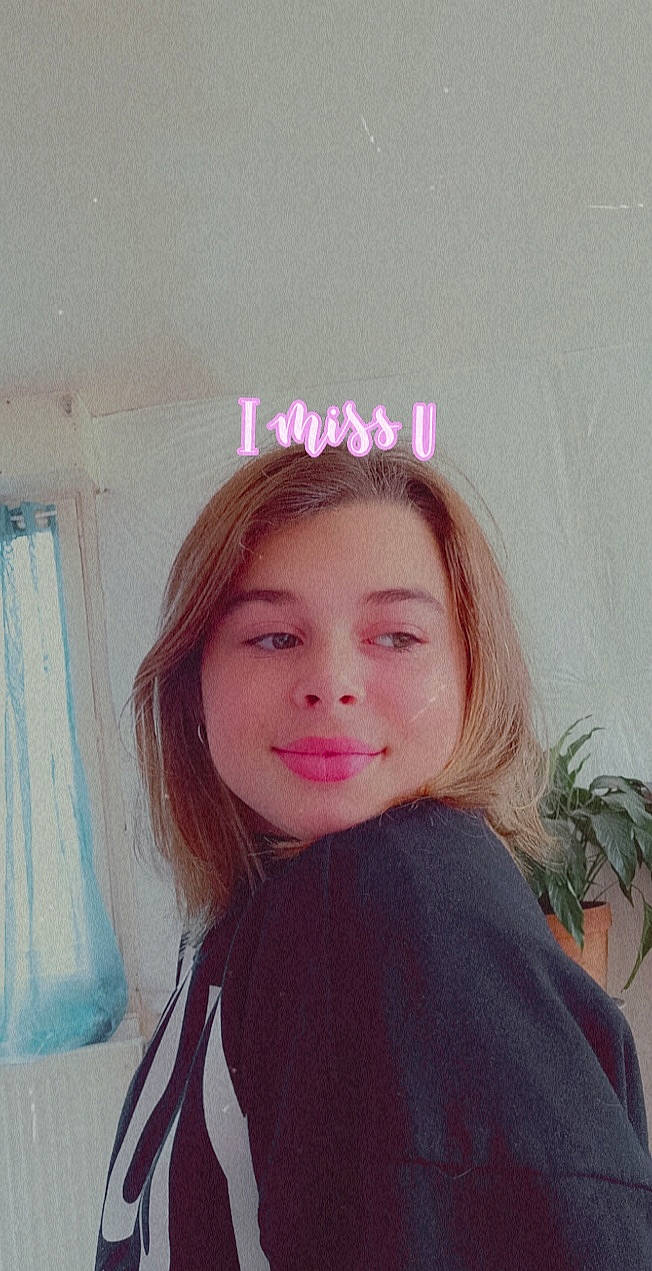 Ambre a rejoint le concours — aidez-le/la à gagner de superbes lots ! bangs, cheek, curtain, eye, eyelash, flowerpot, forehead, hair, hairstyle, happy, houseplant, jaw, joy, lip, long_hair, magenta, makeover, neck, person, pink