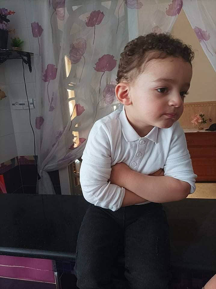 Lyes a rejoint le concours — aidez-le/la à gagner de superbes lots ! baby, baby_toddler_clothing, cheek, child, curtain, elbow, flooring, fun, houseplant, human_body, knee, lighting_accessory, magenta, person, plant, room, sitting, sleeve, standing, t_shirt