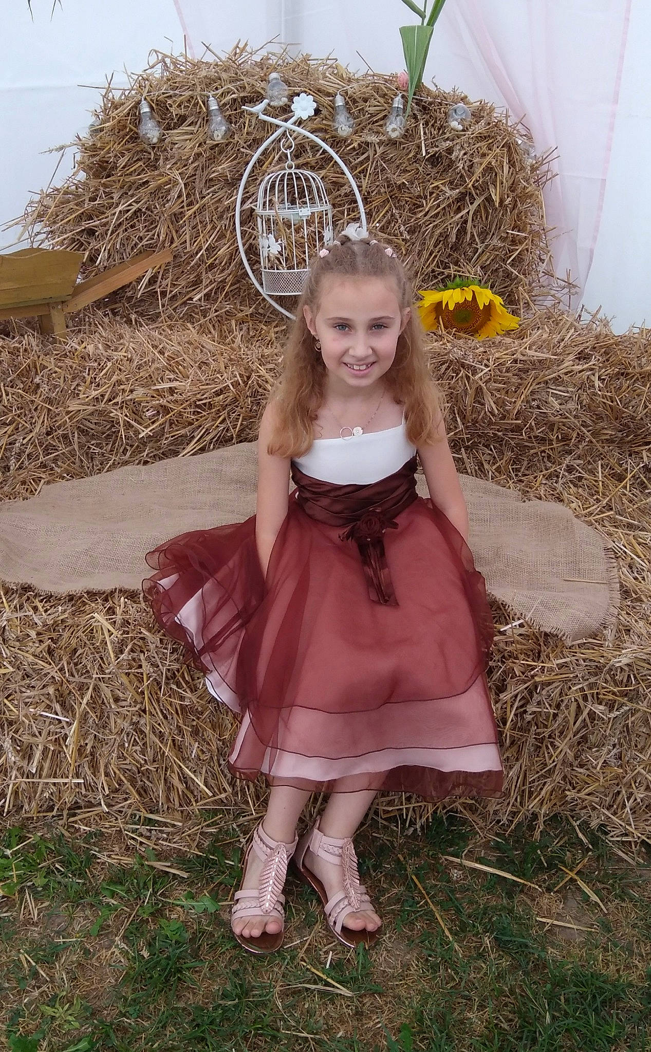 Enola a rejoint le concours — aidez-le/la à gagner de superbes lots ! child, costume, dress, fashion_accessory, fawn, formal_wear, fun, grass, grass_family, hair, happy, headpiece, jewellery, joy, pattern, people_in_nature, person, soil, spring, toddler