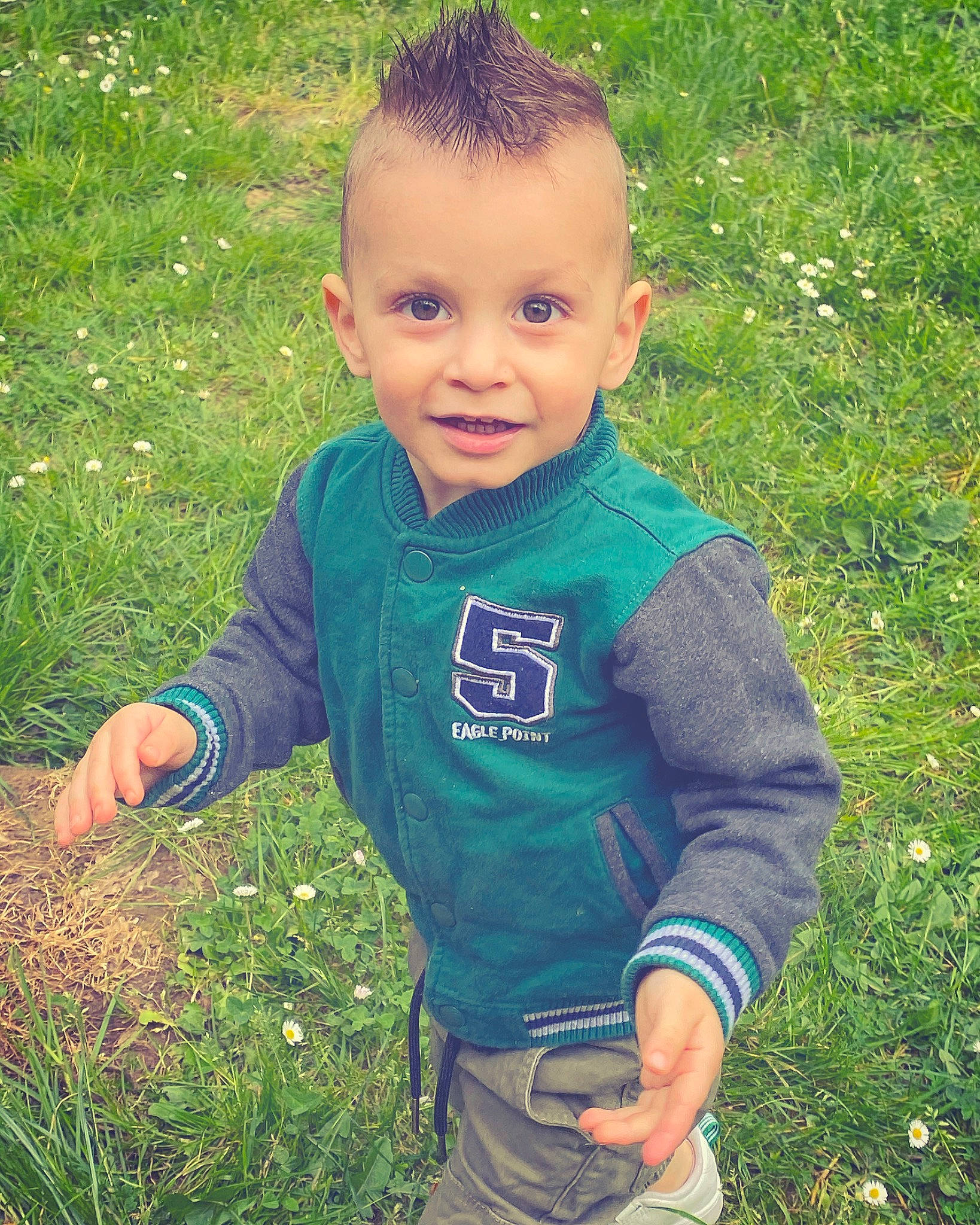 Hasan participe au concours pour gagner de l'argent avec cette photo : baby, child, cool, face, grass, green, head, lawn, outerwear, person, plant, play, sleeve, smile, t_shirt, toddler