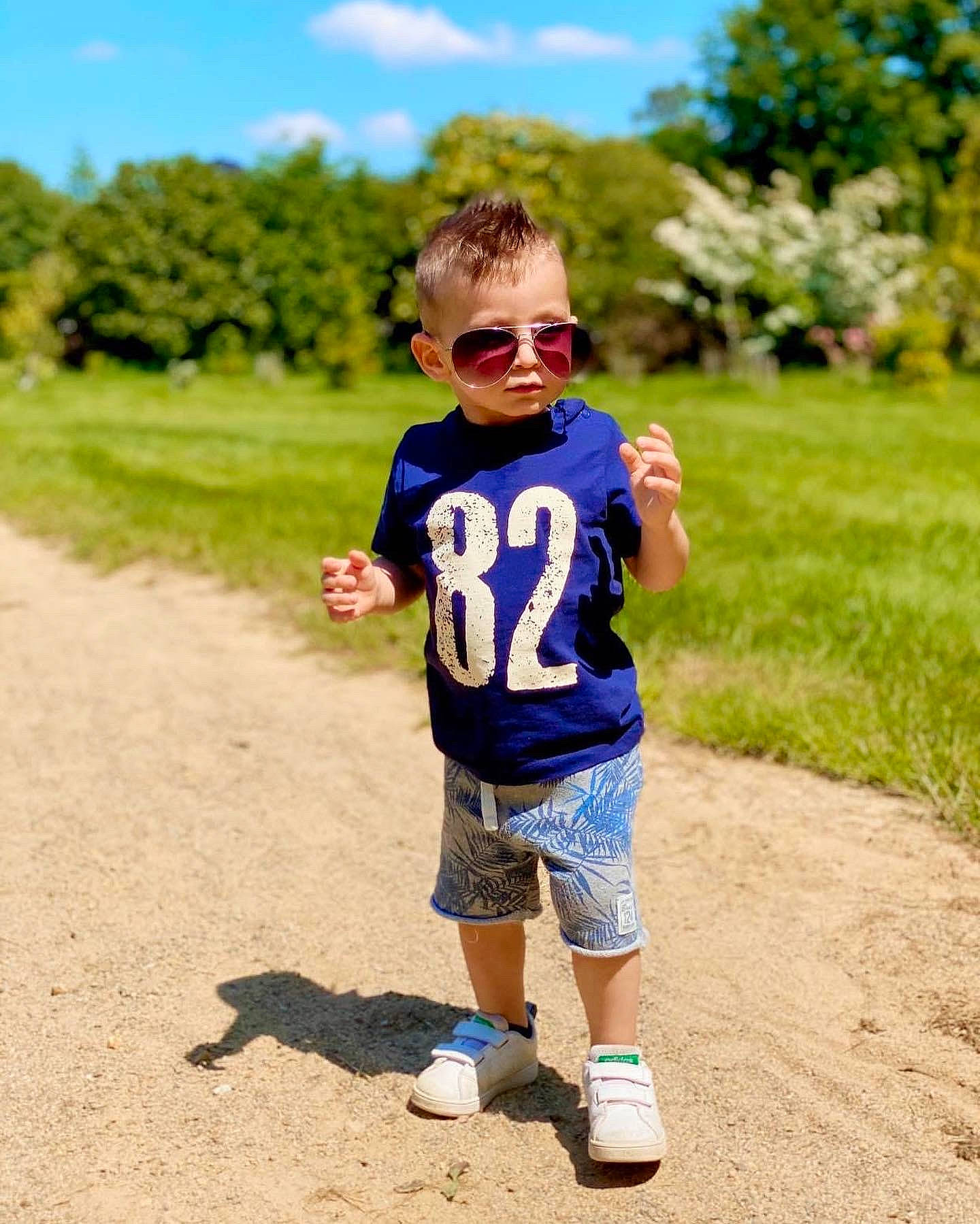 Hasan a rejoint le concours — aidez-le/la à gagner de superbes lots ! blue, child, cool, footwear, fun, grass, happy, leisure, people, person, photography, play, recreation, shoulder, sleeve, smile, summer, t_shirt, toddler, vacation