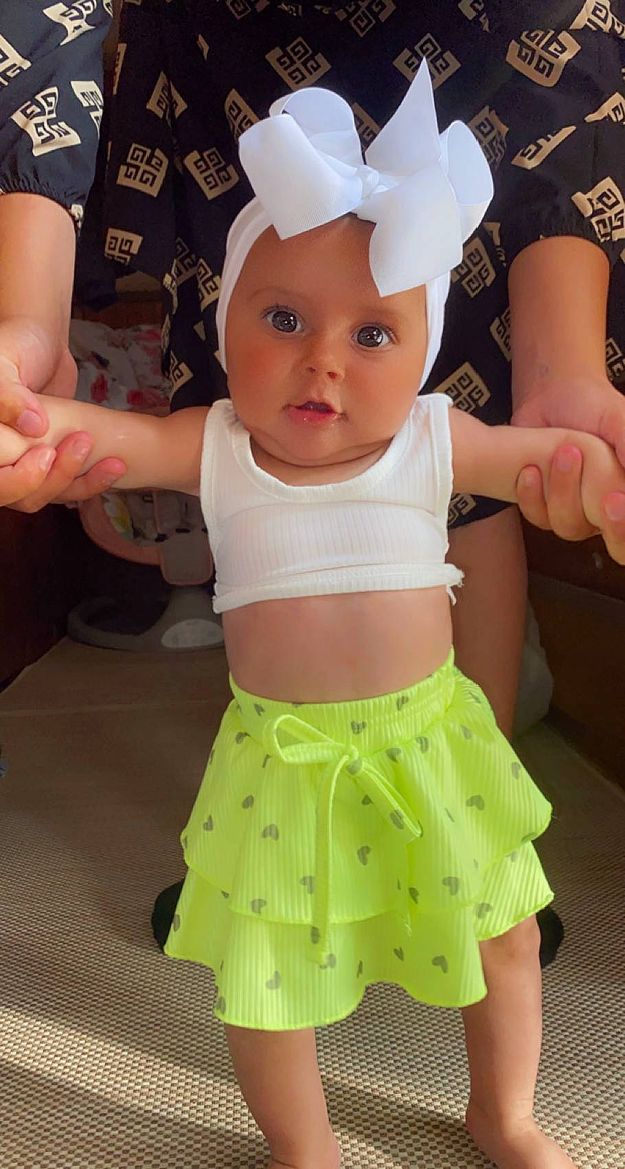 Tennessy a rejoint le concours — aidez-le/la à gagner de superbes lots ! baby, baby_toddler_clothing, face, facial_expression, finger, gesture, hand, happy, headwear, human_body, joint, person, photograph, pink, product, skin, sleeve, textile, thumb, toddler