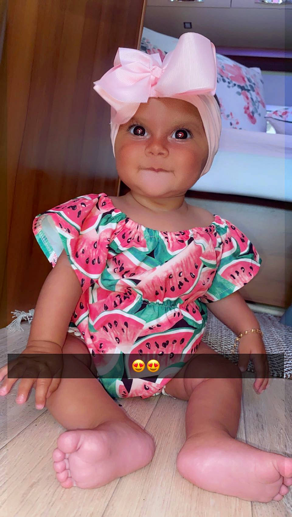 Tennessy a rejoint le concours — aidez-le/la à gagner de superbes lots ! baby, baby_toddler_clothing, cap, cheek, child, facial_expression, fun, happy, headwear, human_leg, knee, leg, magenta, neck, pattern, person, pink, sitting, skin, sleeve