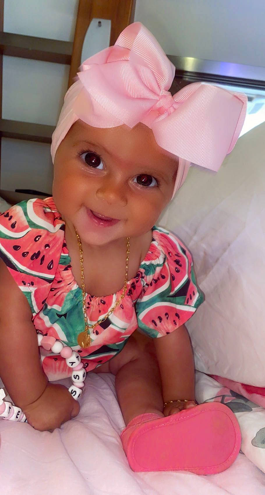 Tennessy a rejoint le concours — aidez-le/la à gagner de superbes lots ! baby, baby_toddler_clothing, cheek, child, dress, face, fashion_accessory, fun, happy, headgear, headpiece, headwear, joy, lip, magenta, mouth, person, pink, product, skin