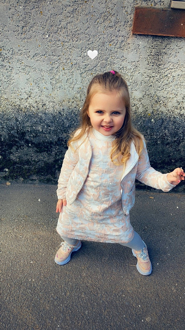 Luna participe au concours pour gagner de l'argent avec cette photo : asphalt, baby_toddler_clothing, cheek, chin, eye, face, flash_photography, floor, fun, grass, hair, happy, head, human_body, iris, joy, person, road_surface, skin, sleeve