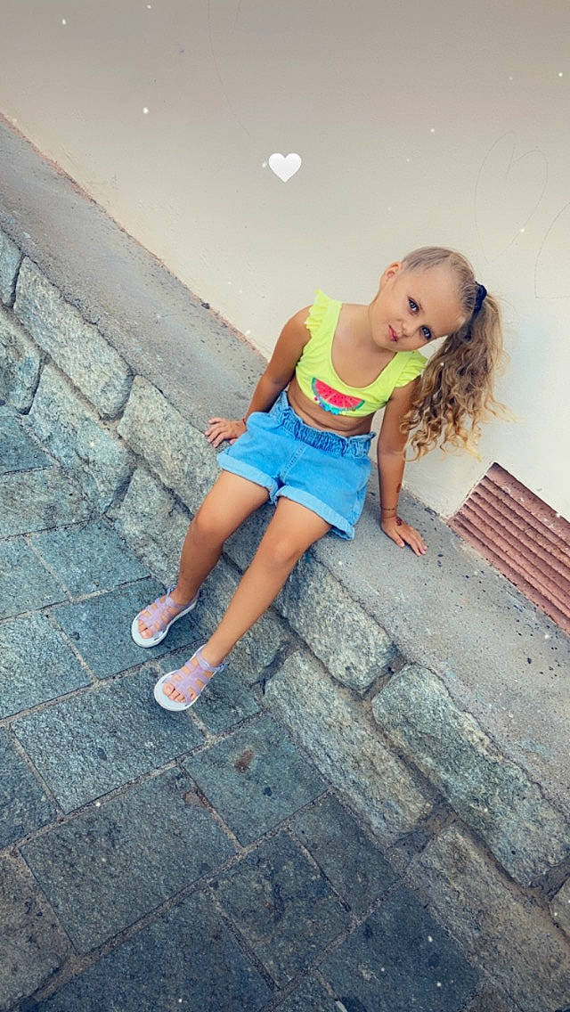 Luna participe au concours pour gagner de l'argent avec cette photo : child, electric_blue, flash_photography, flooring, foot, fun, grass, happy, human_leg, leisure, people_in_nature, person, play, road_surface, sandal, shadow, sitting, street, t_shirt, thigh