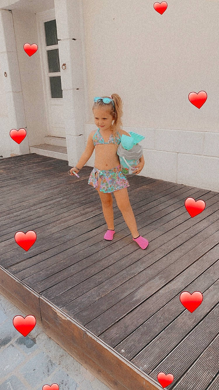 Luna a rejoint le concours — aidez-le/la à gagner de superbes lots ! arm, balloon, child, floor, flooring, fun, house, human_body, joy, leg, leisure, party_supply, people, person, photograph, pink, red, sandal, shorts, summer