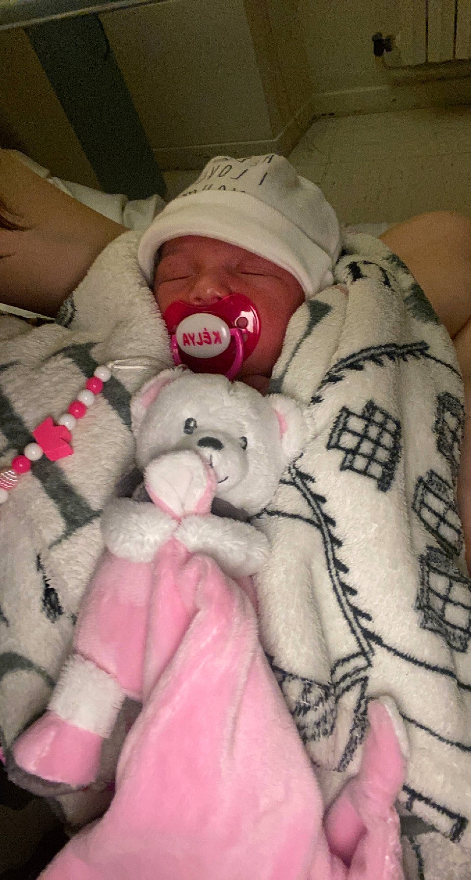 Kélya a rejoint le concours — aidez-le/la à gagner de superbes lots ! baby, baby_products, baby_safety, baby_sleeping, baby_toddler_clothing, bedding, bedtime, carmine, cheek, comfort, eye, fur, linens, person, pink, skin, stuffed_toy, teddy_bear, textile, toddler