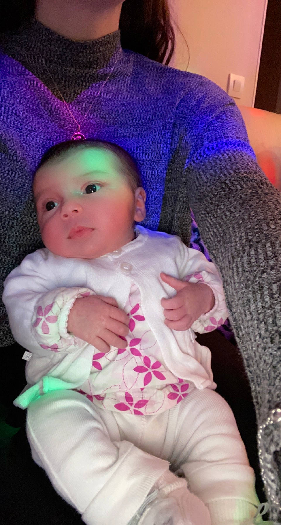 Kélya a rejoint le concours — aidez-le/la à gagner de superbes lots ! baby, baby_toddler_clothing, cheek, child, comfort, costume_hat, electric_blue, event, fun, fur, headwear, human_body, lap, lip, magenta, person, pink, purple, sitting, skin