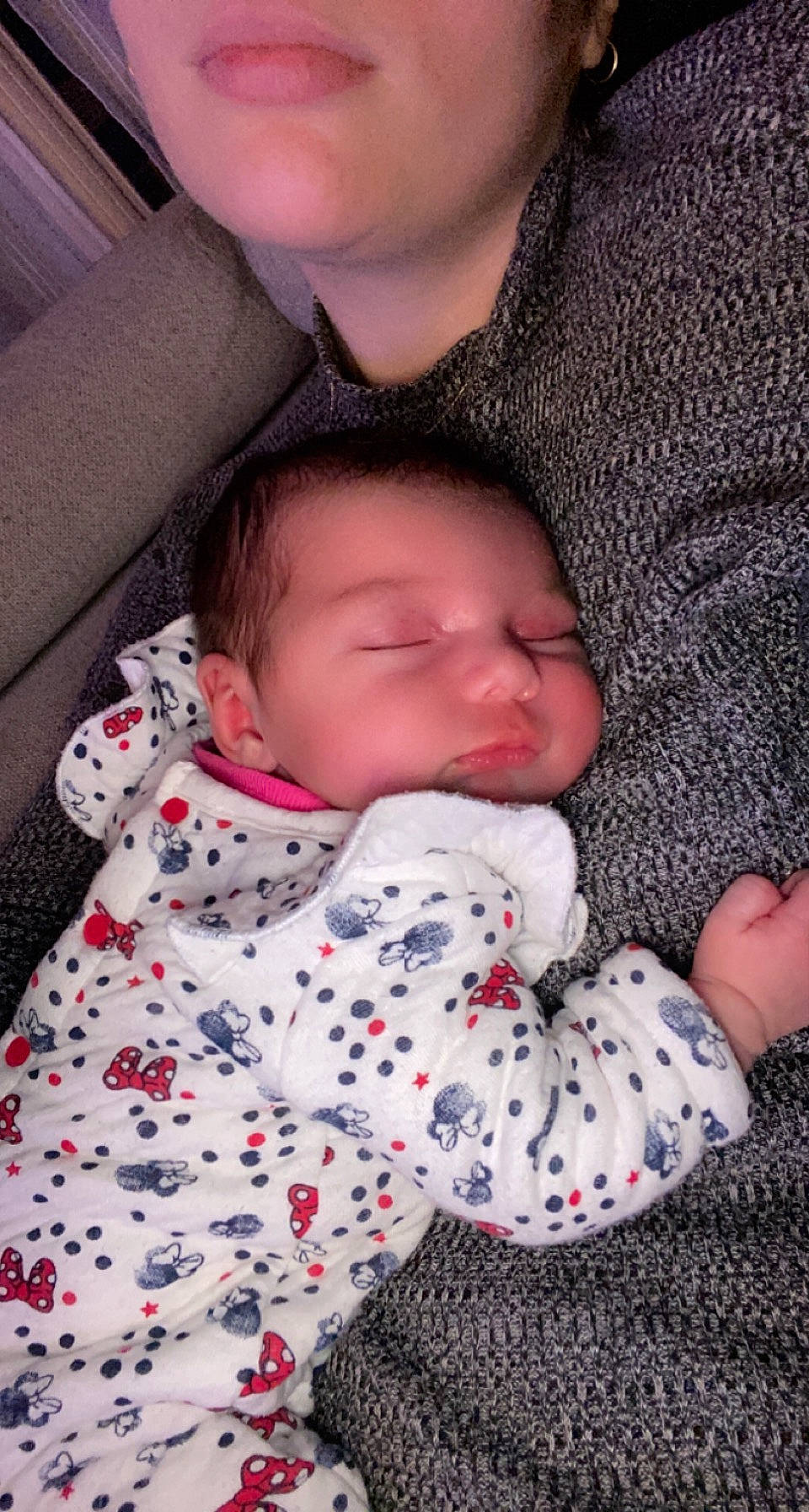 Kélya participe au concours pour gagner de l'argent avec cette photo : baby, baby_sleeping, baby_toddler_clothing, bedtime, carmine, cheek, child, collar, comfort, gesture, linens, mammal, organ, pattern, person, product, sitting, skin, sleeve, toddler