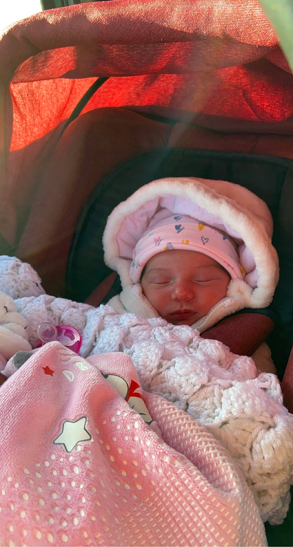 Kélya participe au concours pour gagner de l'argent avec cette photo : baby, baby_products, baby_sleeping, baby_toddler_clothing, cheek, child, comfort, event, hat, headwear, human, human_body, linens, magenta, mouth, orange, peach, person, pink, skin