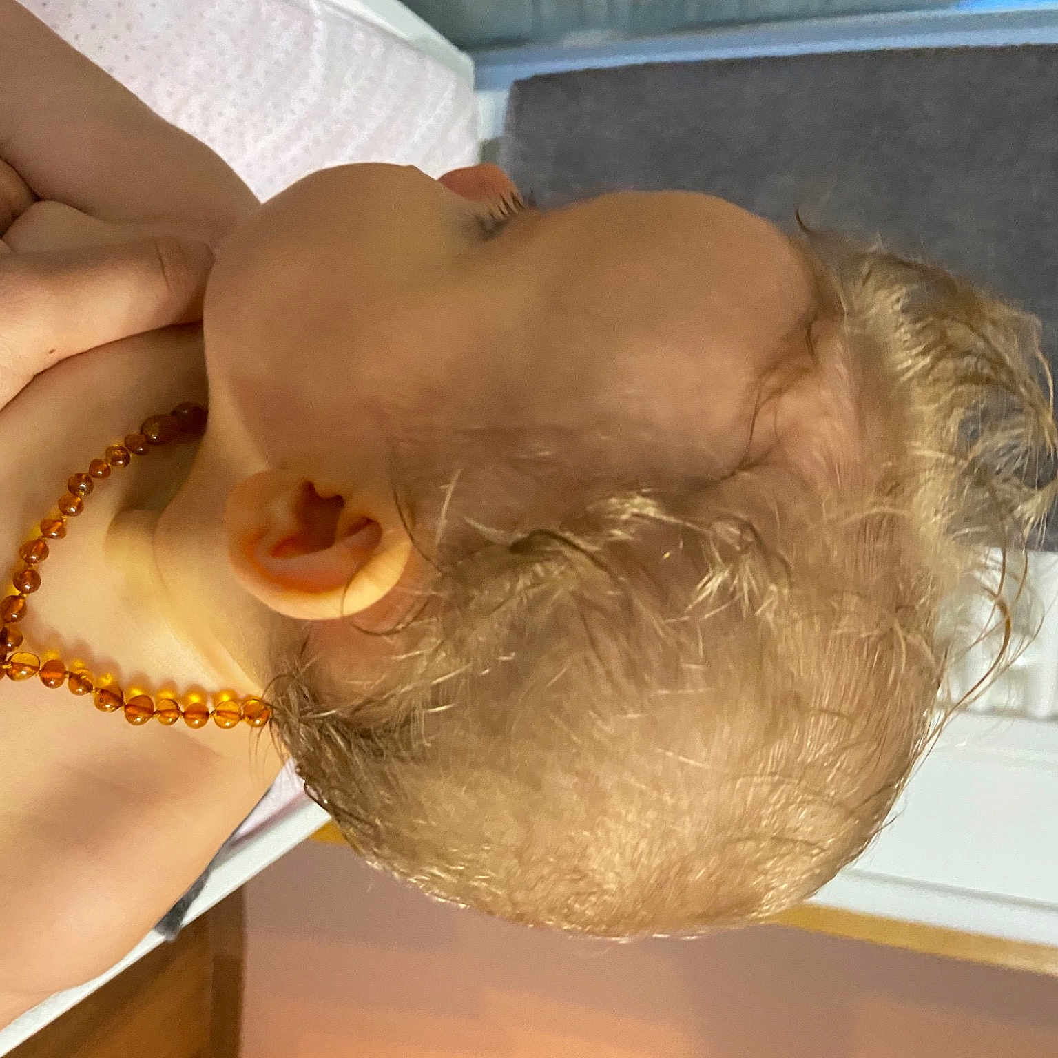 Lilou participe au concours pour gagner de l'argent avec cette photo : abdomen, beard, bridal_accessory, chest, dress, ear, eyelash, eyewear, gesture, headpiece, human_leg, jaw, jewellery, mouth, neck, shoulder, sunglasses, trunk, waist, window