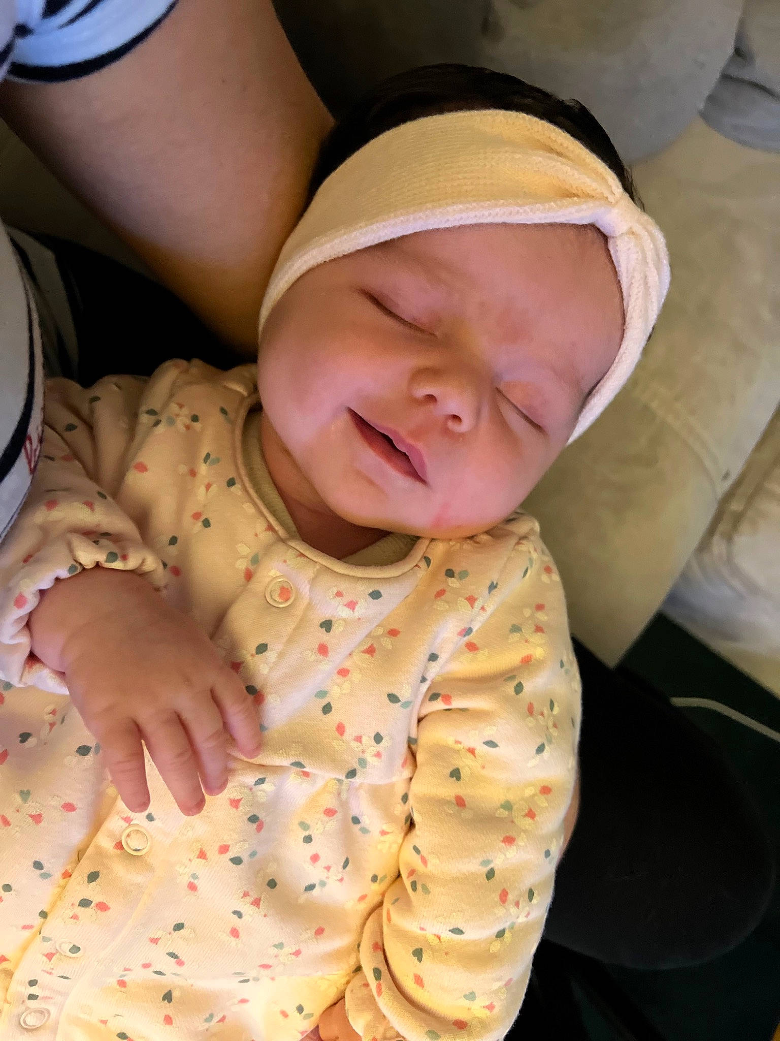 Jade participe au concours pour gagner de l'argent avec cette photo : baby, baby_products, baby_sleeping, baby_toddler_clothing, cheek, child, comfort, event, facial_expression, hand, headwear, human_body, linens, mouth, person, product, room, skin, sleeve, textile